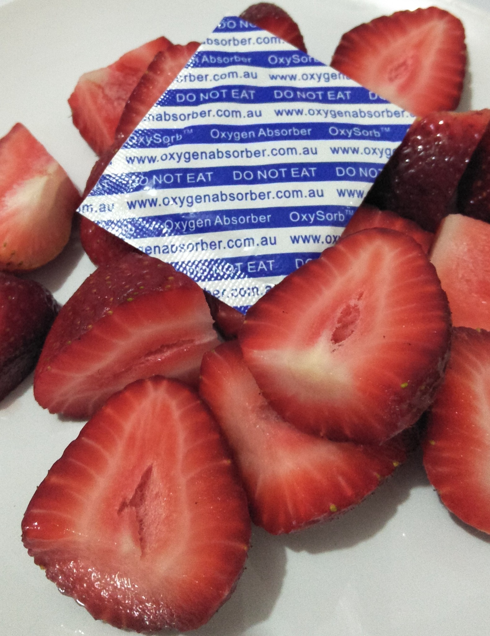 OxySorb oxygen absorber on strawberries for active packaging example
